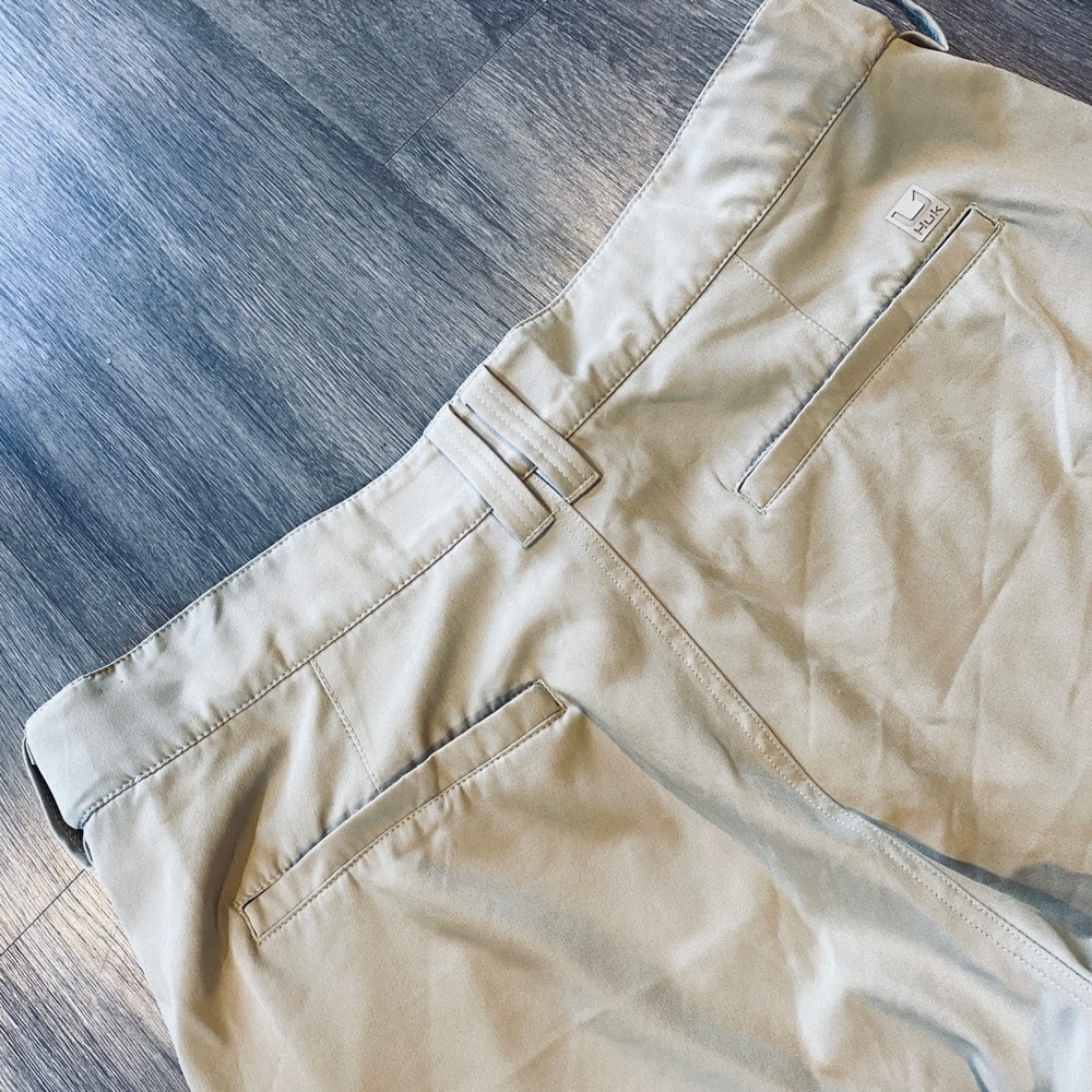 Huk Performance Fishing Shorts Mens XL Tan Khaki Stretch Quick Dry 6 Inch Inseam